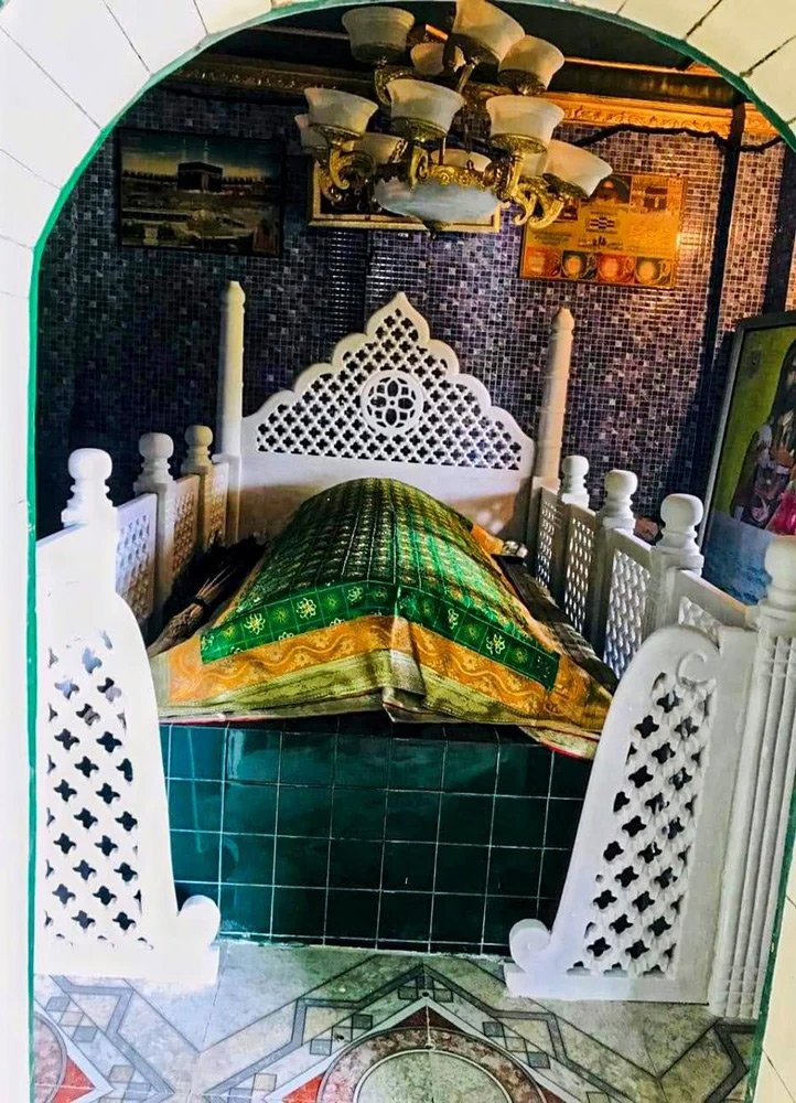 Green dome mosque Islamic religious architecture image.